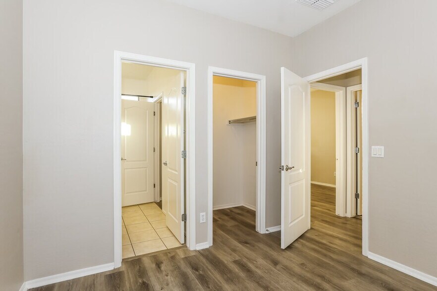 Building Photo - 865 E Stottler Dr