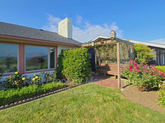 Building Photo - 3921 Cliffside Dr