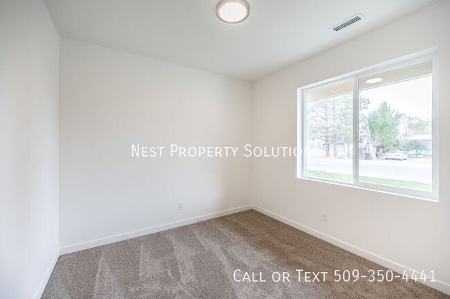 Building Photo - 164 E Montmorency-A