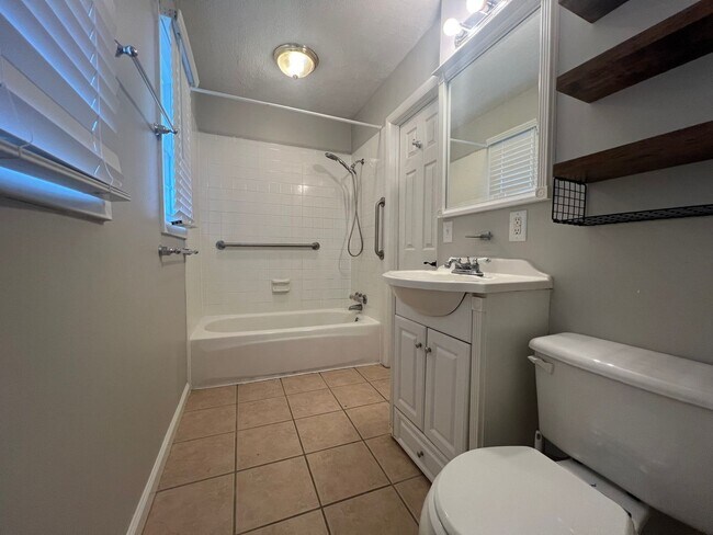 Building Photo - Spacious 3BR Home with 1-Car Garage & Private Backyard in Johnson City