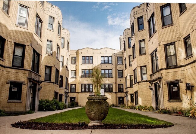 Building Photo - 3825 N Greenview Ave