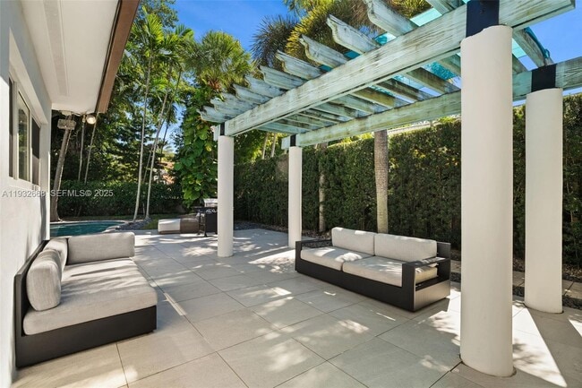 Building Photo - 5055 N Bay Rd