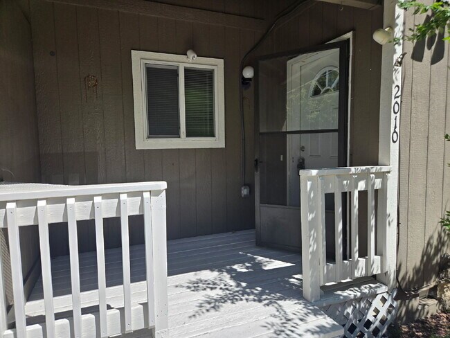 Building Photo - Recently updated 2/1.5 townhome next to the hospital
