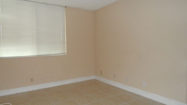 Building Photo - 2-Bed, 2-Bath Corner unit, Best location!
