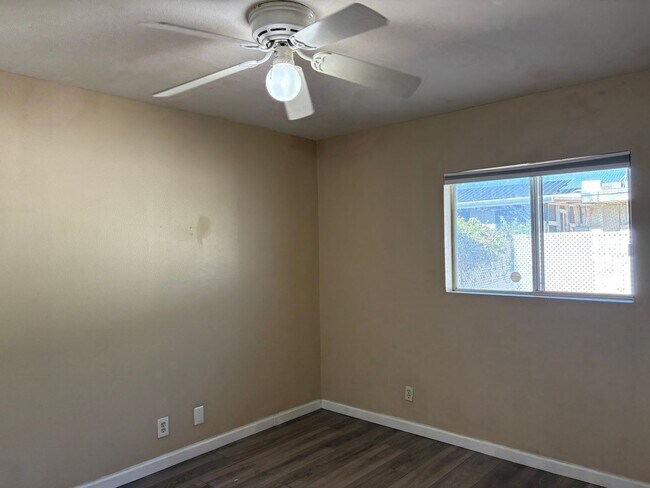 Building Photo - 2 Bed 1 Bath Twin Home Unit in Youngtown, ...