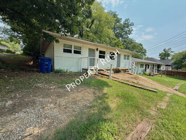 Building Photo - 708 W 47th St