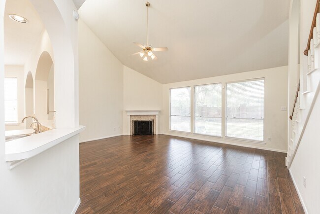 Building Photo - 910 Presley Way