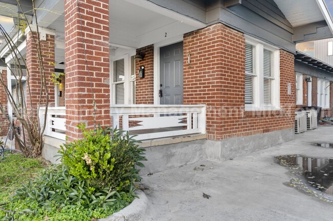 Building Photo - Charming studio 1-bathroom townhome in the...