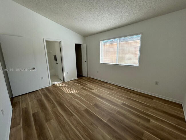 Building Photo - 6255 SW Kendale Lakes Cir