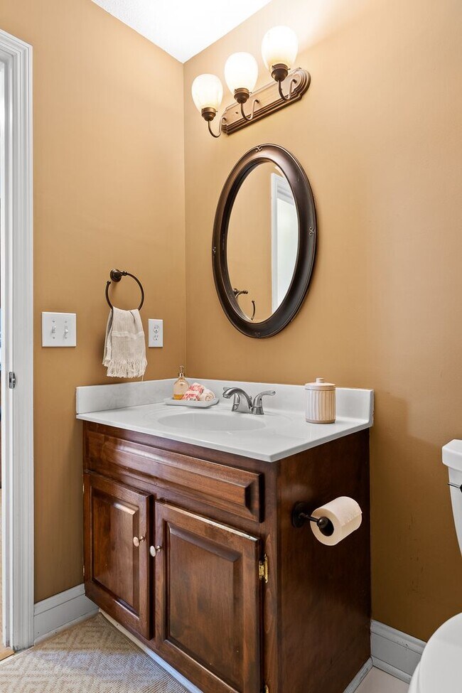 Building Photo - 4 bedroom 2.5 bath house with lawncare, internet and security system included