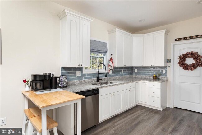 Building Photo - 321 Whispering Echos Dr