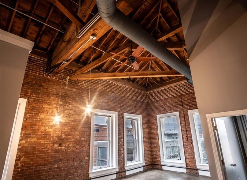 Building Photo - 113 W 5th St