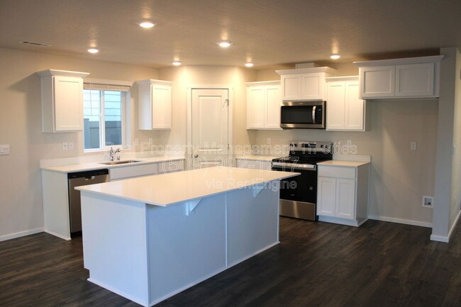 Building Photo - 611 S Zeelar St