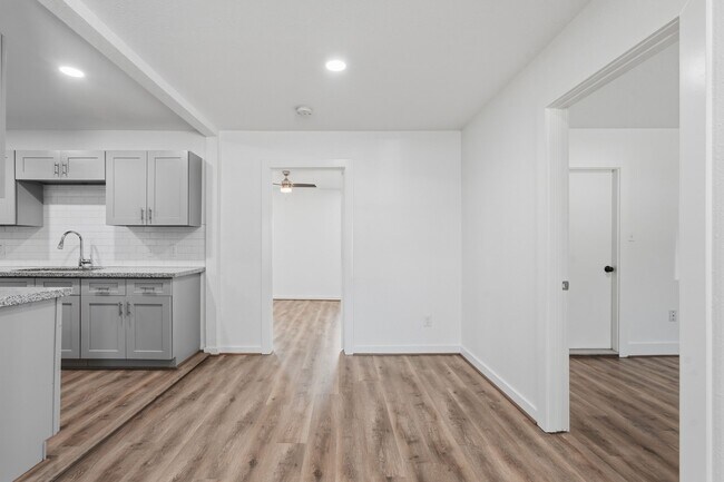 Building Photo - 5962 Ridgeway Dr