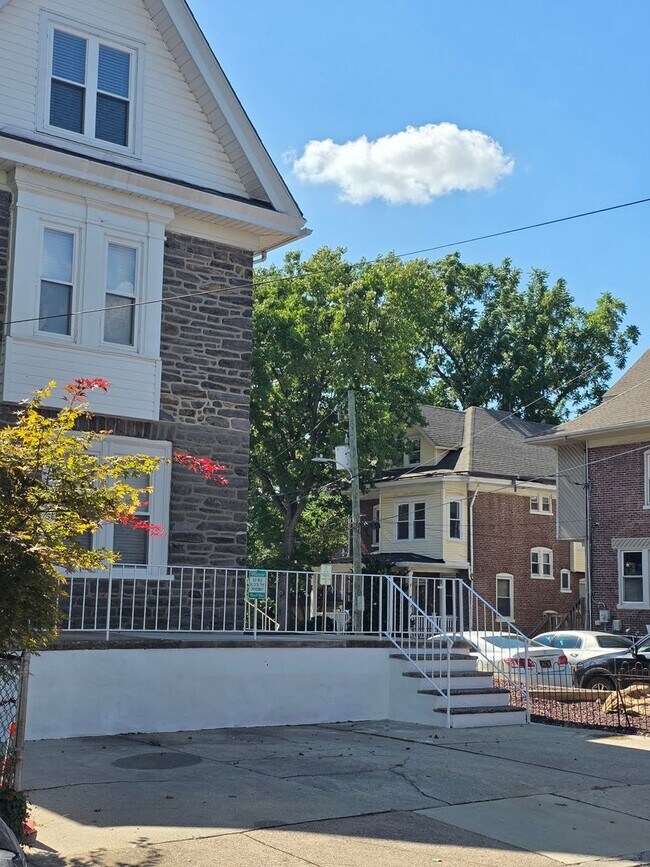 Building Photo - 420 W 22nd St