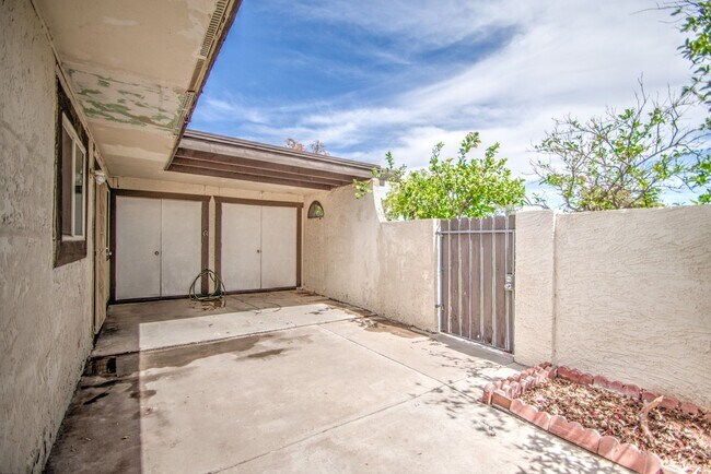 Building Photo - Charming 3 bedroom Townhome near MCC & Med...