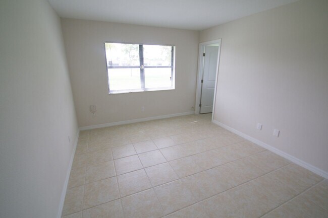 Building Photo - Waterfront 3BR Home on Canal | Spacious Yard | Lawn Care Included | Pet Friendly