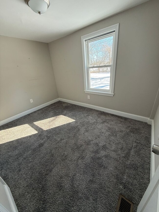 Building Photo - Lovely 3 bedroom, 1 bath ranch style home.