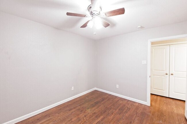 Building Photo - 304 S Grove Rd