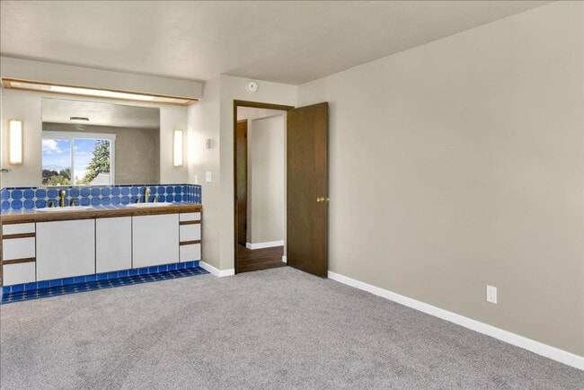 Building Photo - 561 Elm Way