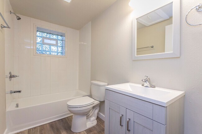 Building Photo - Adorable 2 Bedroom 1 Bath