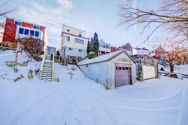 Building Photo - Stunning 3 bedroom home in Brookline available July 10!