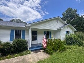 Building Photo - Beautiful 3BR Home for Rent in Toccoa, GA with Fenced Yard & 2-Car Garage