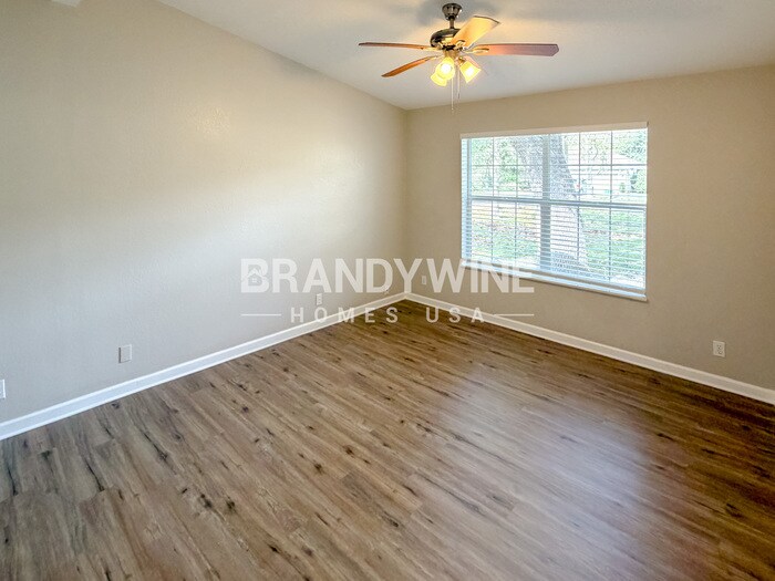 Building Photo - 132 E 8th St