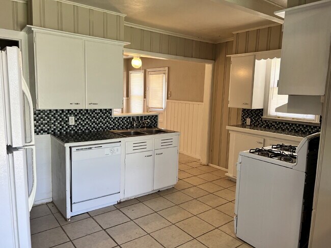 Building Photo - Large 2/1.5 with 2 Living Areas