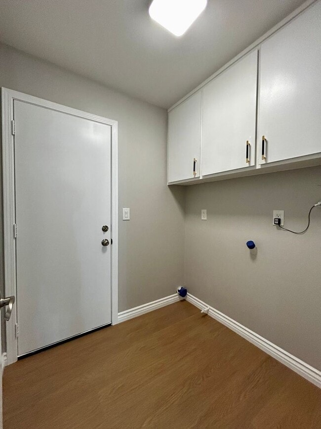 Building Photo - Welcome Home! Beautifully Renovated 3-Bedr...