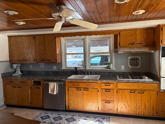 Building Photo - 1807 E Kings Hwy