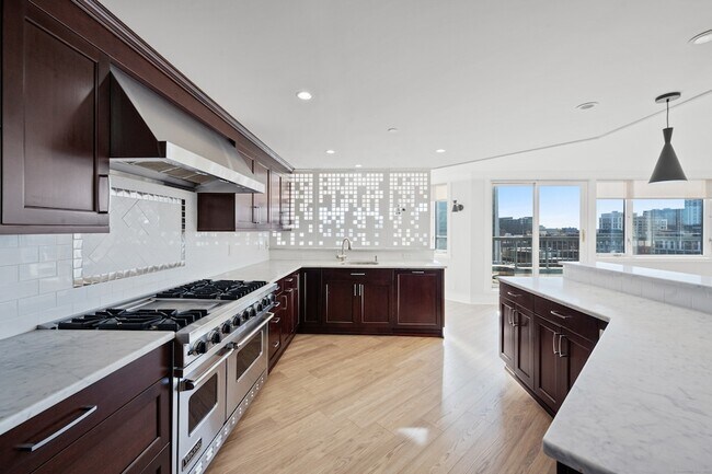 Building Photo - 25 Forest St