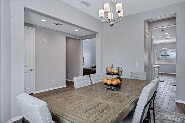 Building Photo - Spacious 5 Bedroom Home for Rent in East Mesa