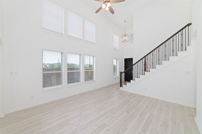 Building Photo - 925 Crystal Bnd Ln