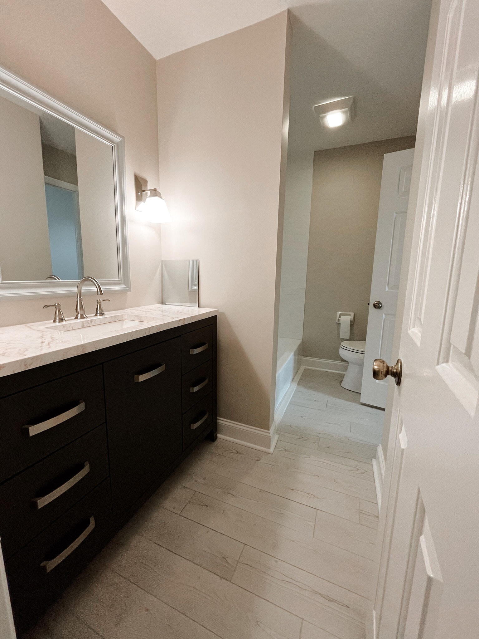 Upstairs full bathroom - 5750 Brentwood Trace