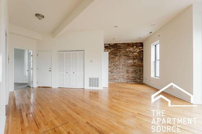 Building Photo - HUGE 1BR/1BA Close to Blue Line, Pet Friendly