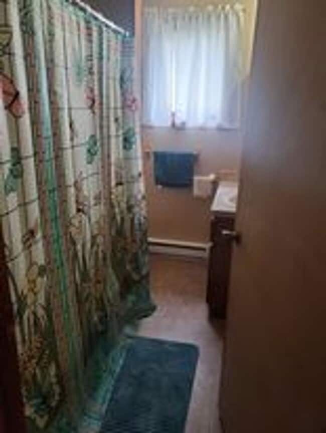 Building Photo - Marsenich- 2 bedroom house with fenced yard.
