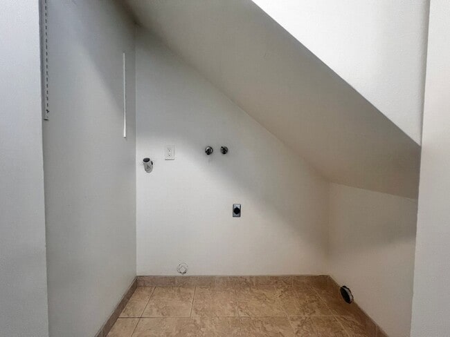 Building Photo - Specious 2-Bedroom Home with Prime Access