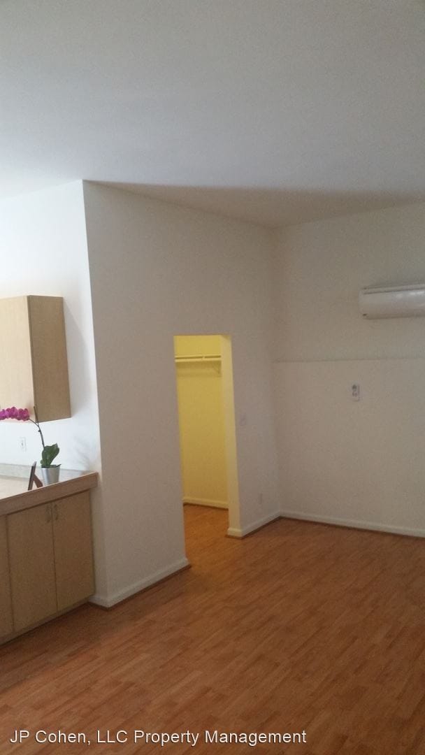 Building Photo - 3030 Waverly Dr