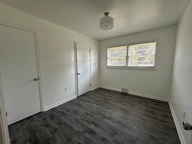 Building Photo - One Level Brick House Near University of L...