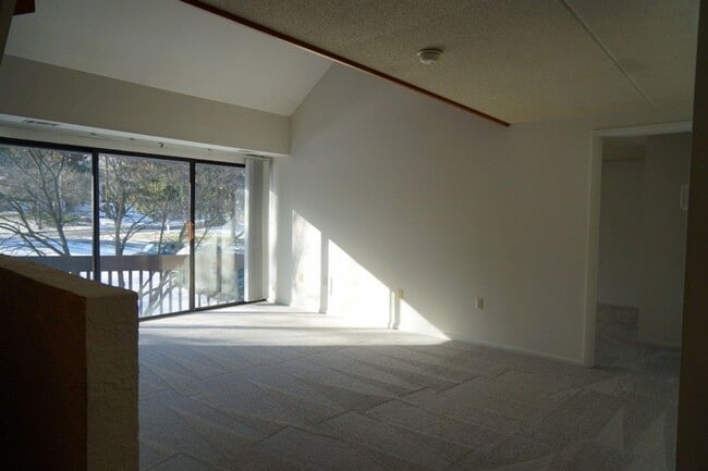 Building Photo - Immaculate 2 bedroom Loft Style Condo avai...