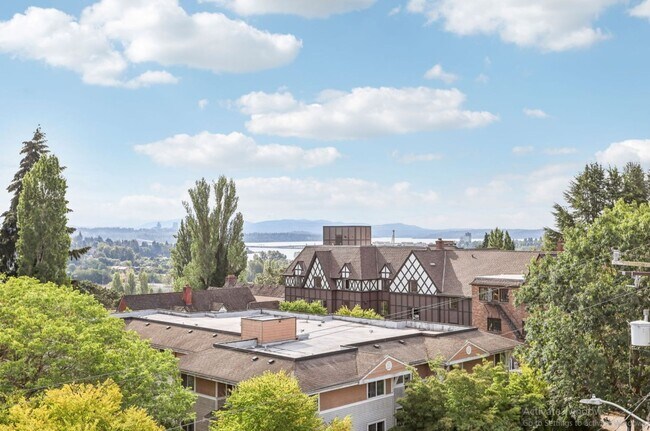 Building Photo - Spacious Townhome – Husky now leasing!