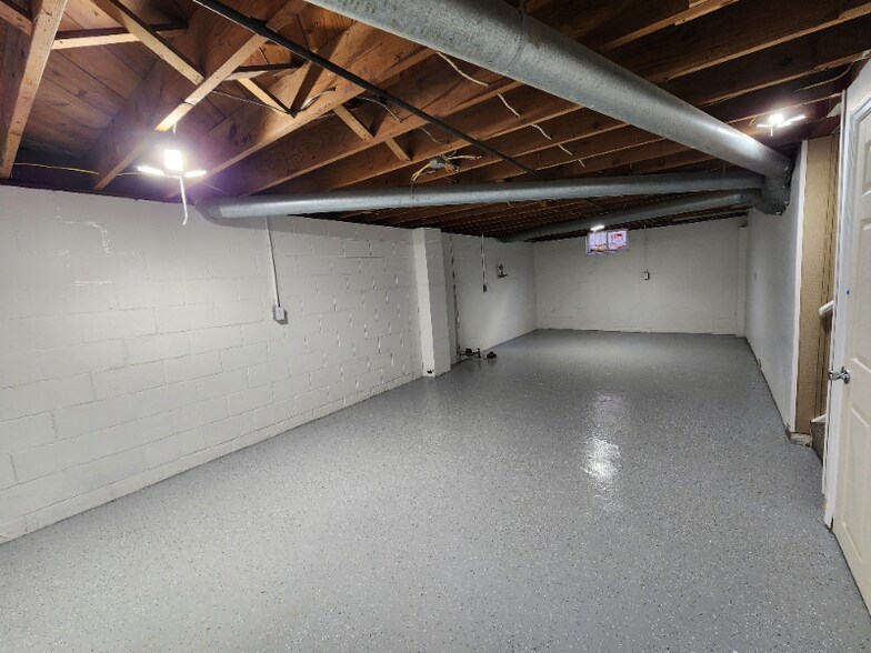 Building Photo - 2049 34th St