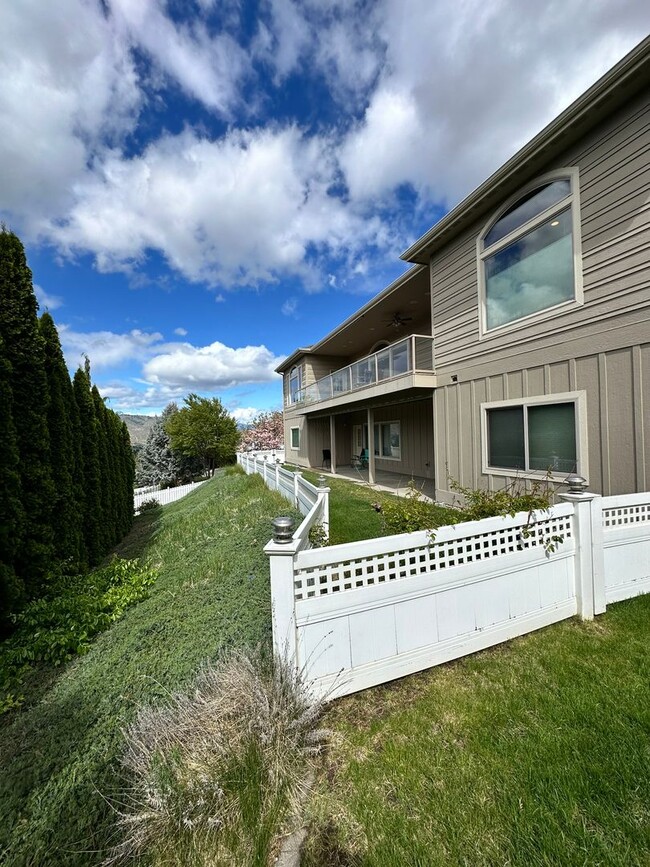 Building Photo - 718 Briarwood Dr