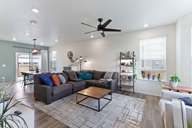 Building Photo - Beautiful 2 bedroom, 2.5 bath townhome in Mosaic