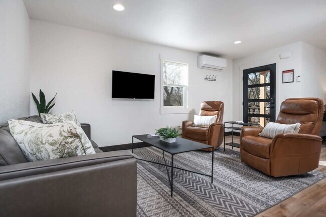Building Photo - Downtown furnished rental w/ all utilities included (avail. Oct. thru May only)