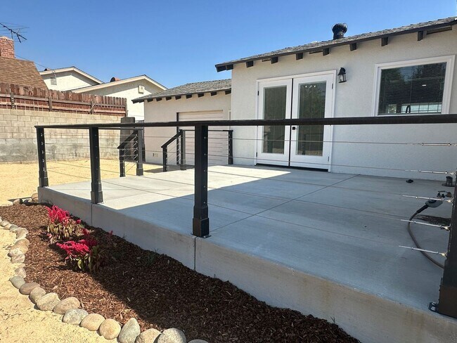Building Photo - 3+2 RENOVATED W/Drive-Through Garage!