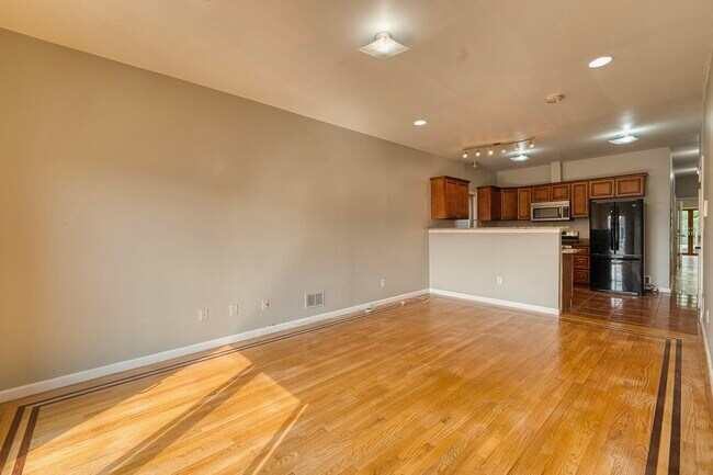 Building Photo - 392 Liberty Ave
