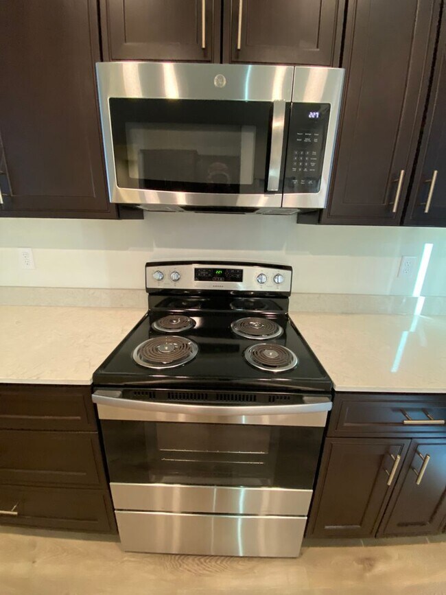 Building Photo - Newer Home for Lease! 3br 3ba - FIRST MONT...