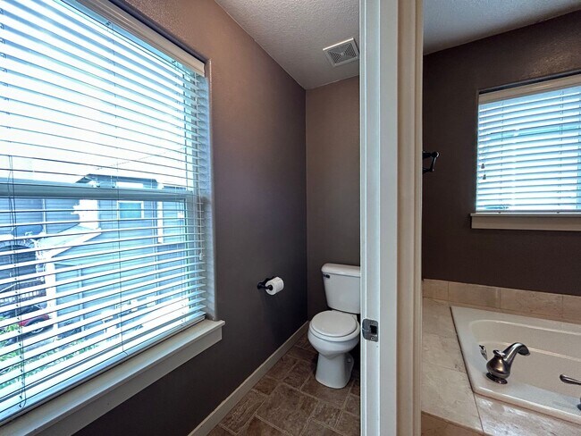 Building Photo - Spacious 4 Bed, 2.5 Bath Home!